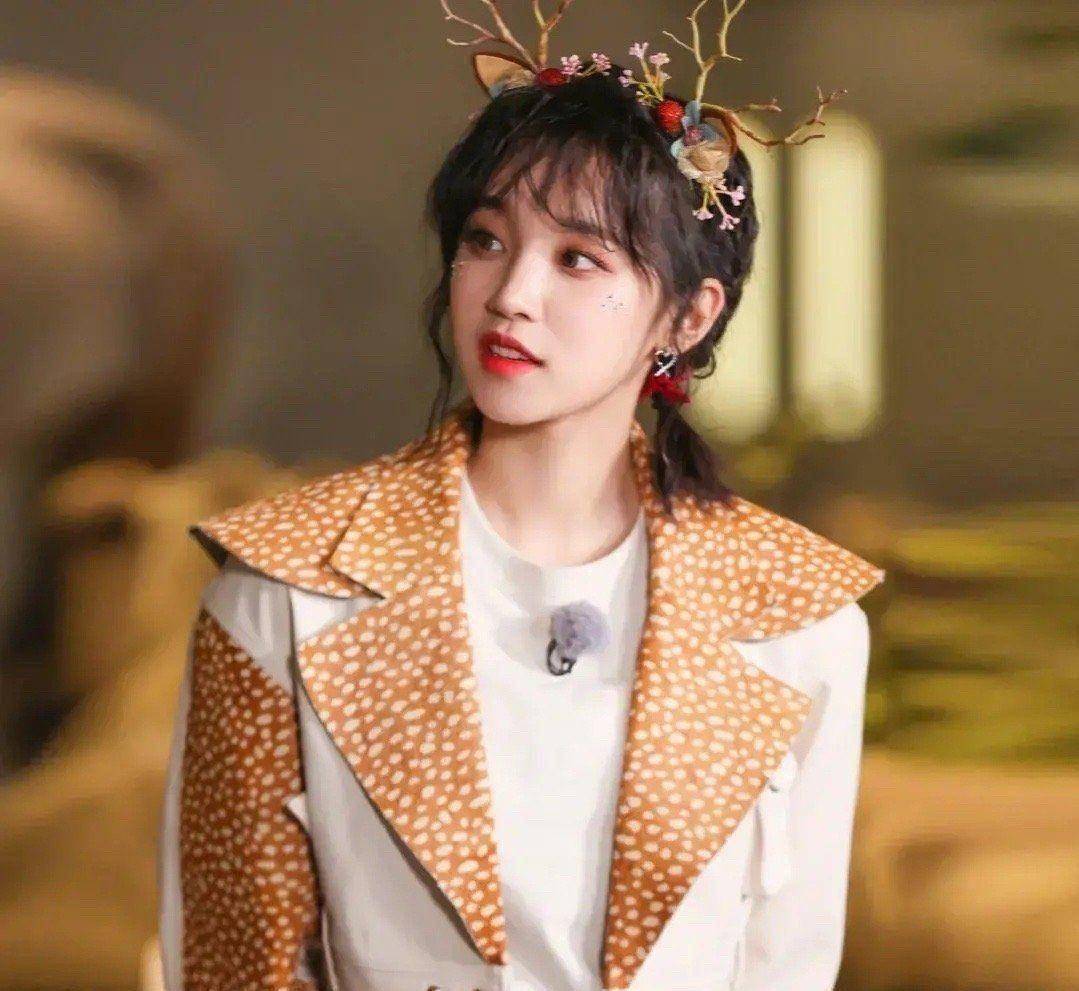 宋雨琦节目表现争议大,杨颖经纪人亲自下场,网友发起投票看点多