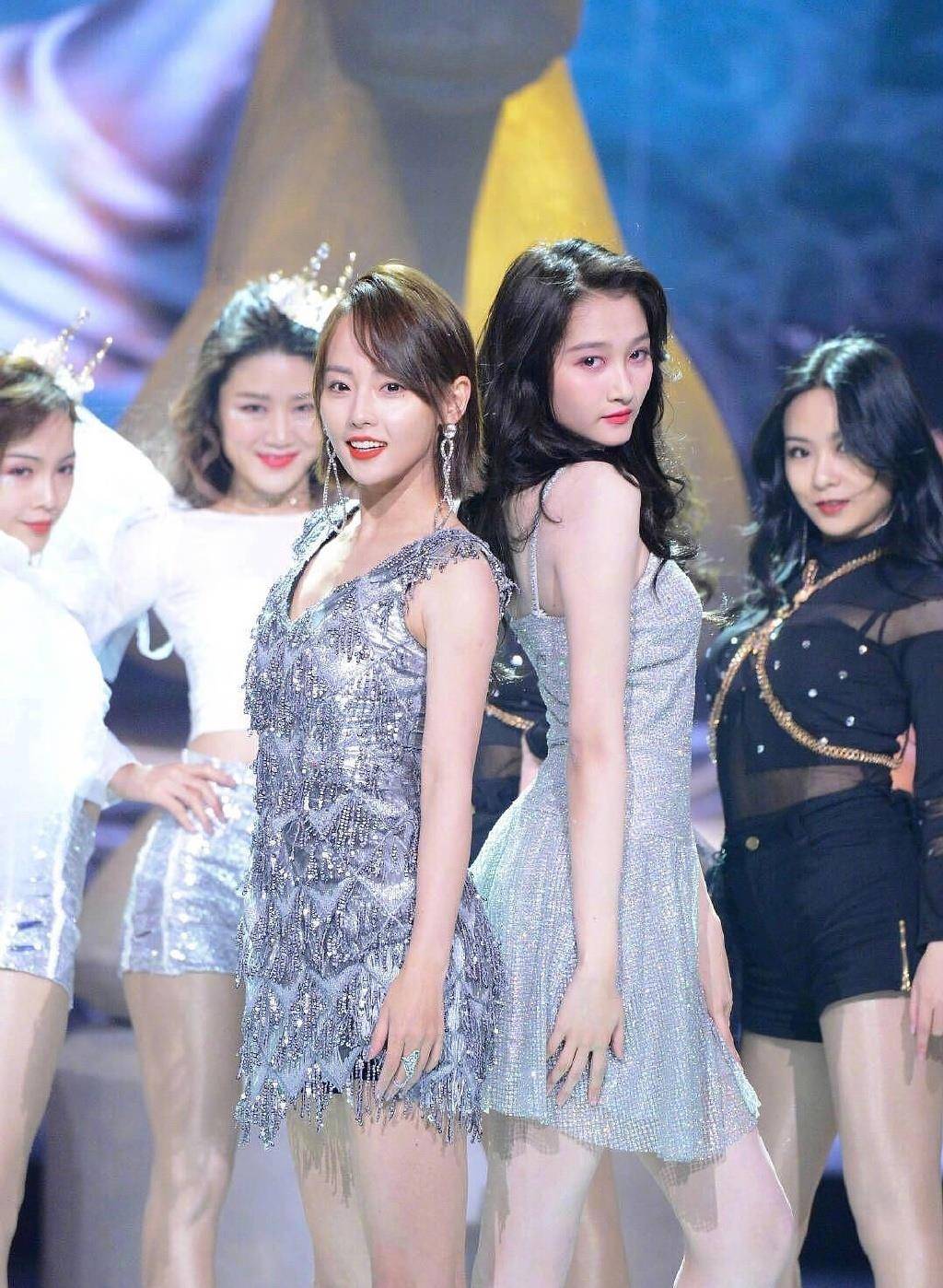 关晓彤凭一双长腿被誉为合照杀手,直到遇到了张梓琳之后_张嘉倪_女