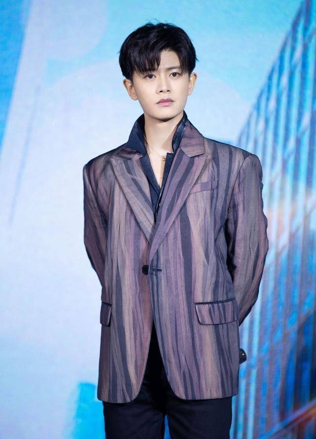 上午十点,任嘉伦出现在青春职场观察类真人秀《闪闪发光的你》发布会