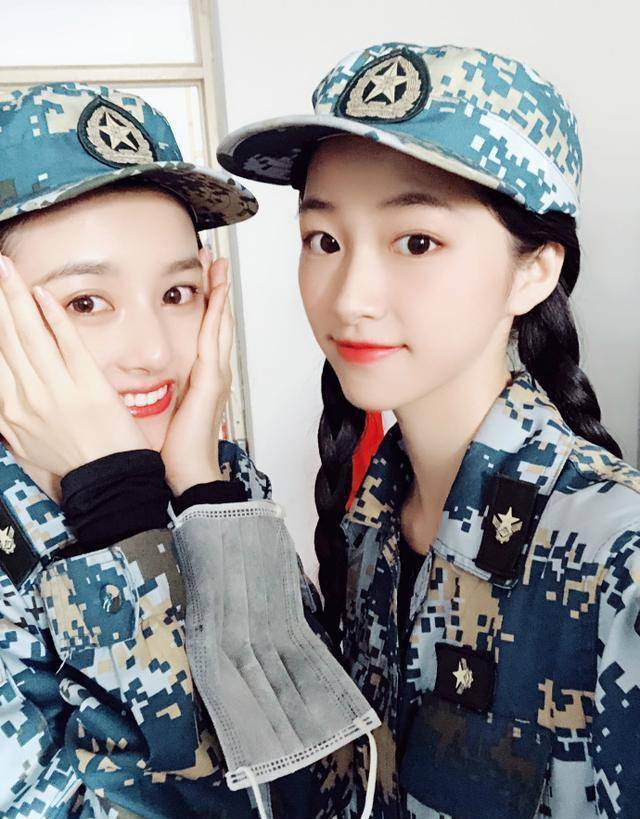 吴磊宋祖儿军训结束,吴磊做鬼脸表情超逗,宋祖儿同学撞脸王俊凯_话说