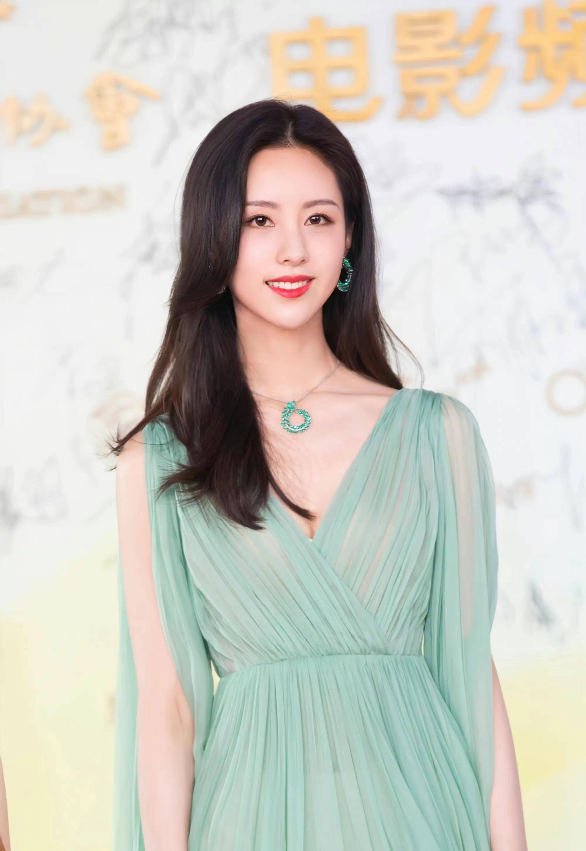 张慧雯晒和陈都灵金鸡奖自拍,都穿绿色礼裙走红毯的她们谁更美?