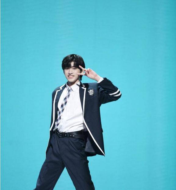 宋亚轩坐女嘉宾旁边,低头看见对方穿超短裙,他的反应显示出人品_王牌