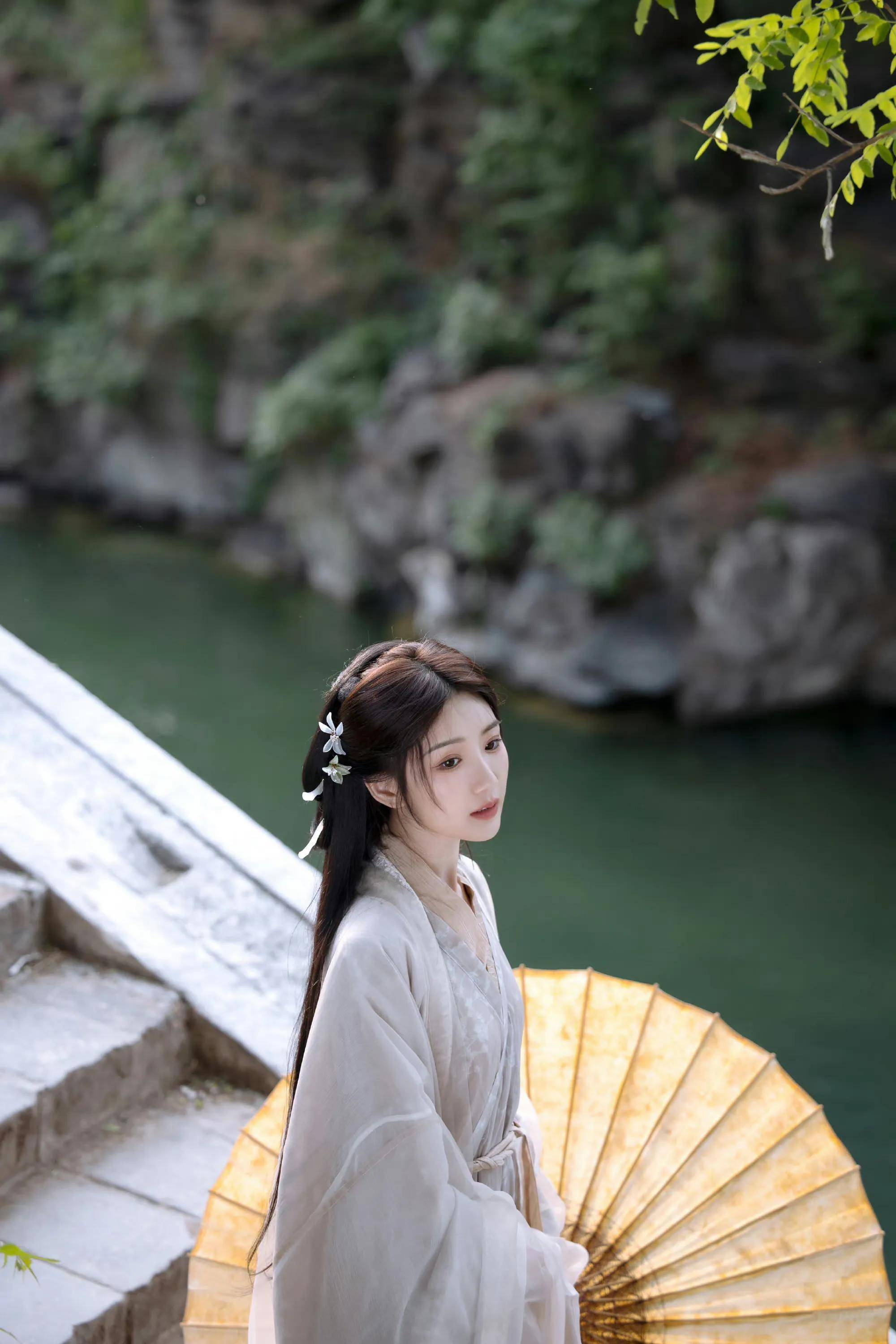 毛晓彤素衣汉服写真 淡雅绝尘 清冷飘逸 绝美!_湖水_眉目_错误