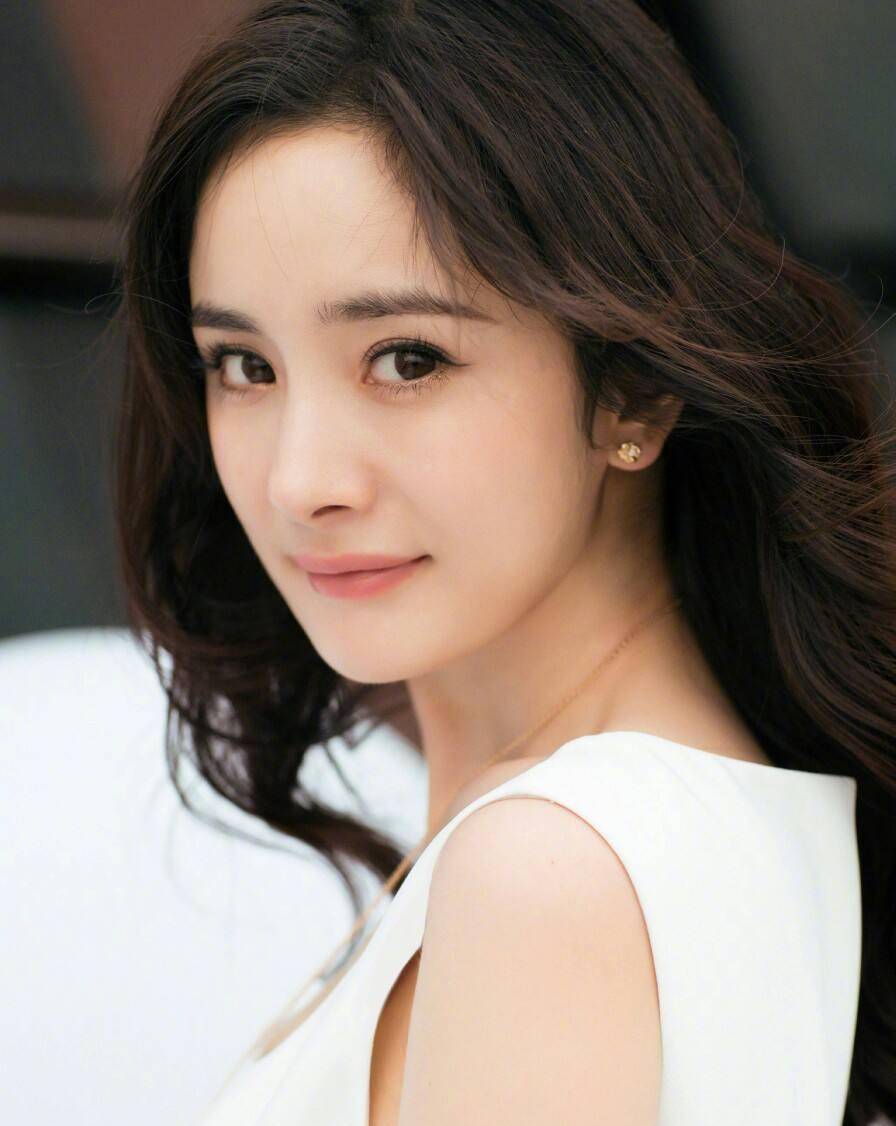 杨幂出生于北京,毕业于北京电影学院,曾获得第24届,第26届中国电视