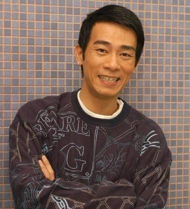 他回忆往事伤心落泪,打工时被老板扇耳光,成名后却有一大遗憾_陈小春