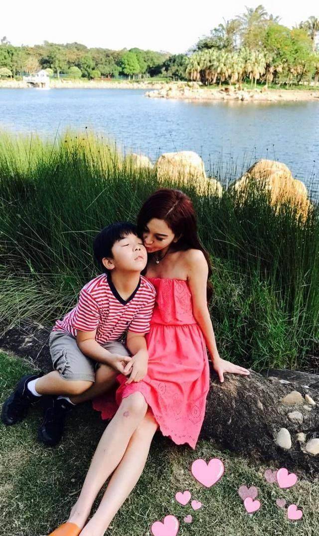 温碧霞母亲节晒一家三口同框照,穿粉红群腿上有淤伤让粉丝心疼!