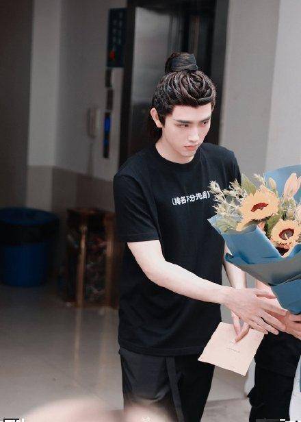 陈飞宇罗云熙穿情侣装上班,图案求生欲满满_剧集_帽子_画面