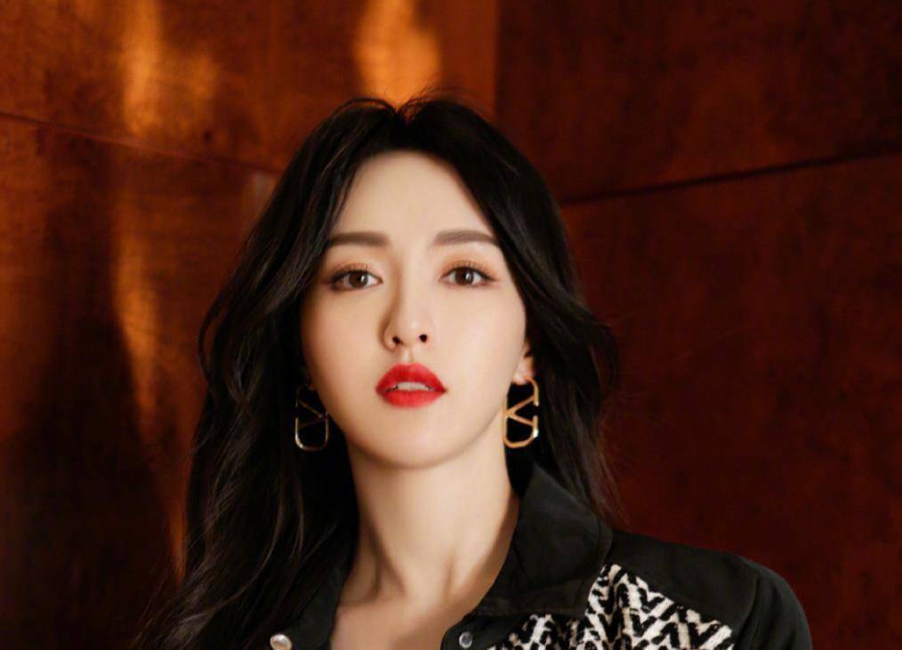 照片中唐嫣的女儿虽没有露出正脸,但应该也是很可爱的,小手很白皙,握