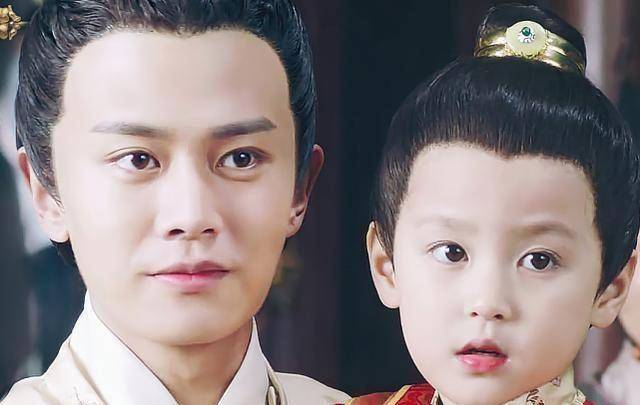 董泽宸就有一张非常无辜辜有神的大眼睛,任嘉伦在抱着他的时候,两人