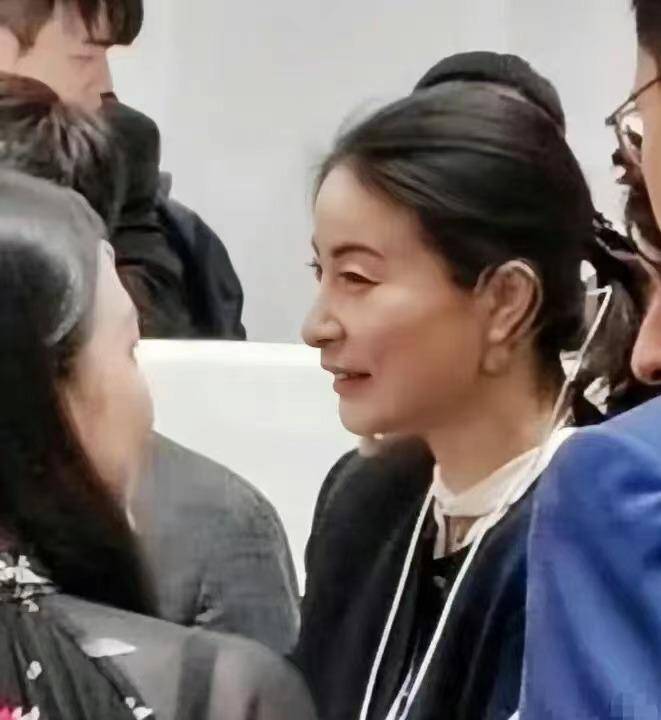 郭晶晶世界论坛年会发表演讲,西服打扮清爽又干练 全程淡定不怯场