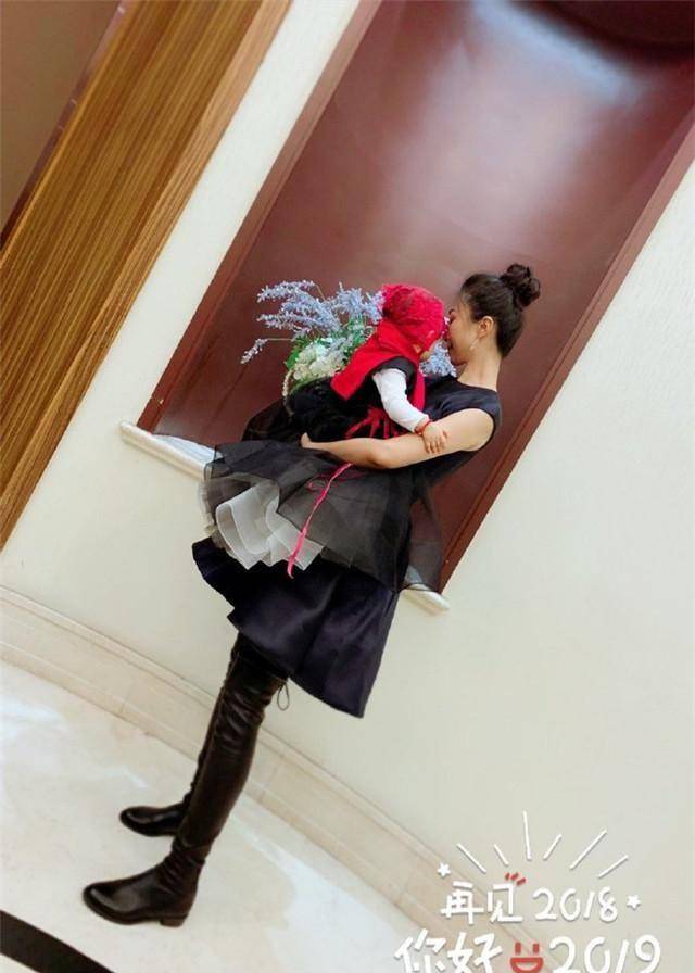 孙红雷老婆晒2岁女儿背影,addy穿裙子站海边看风景_王骏迪_照片_夫妻