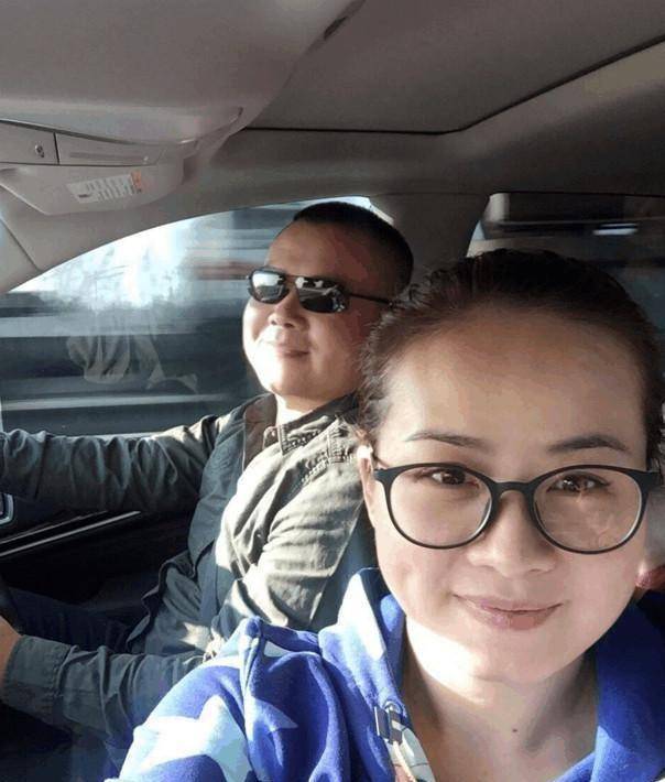 宋晓峰妻子素颜,岳云鹏妻子素颜,一瘦一胖,气质截然不同_单口相声