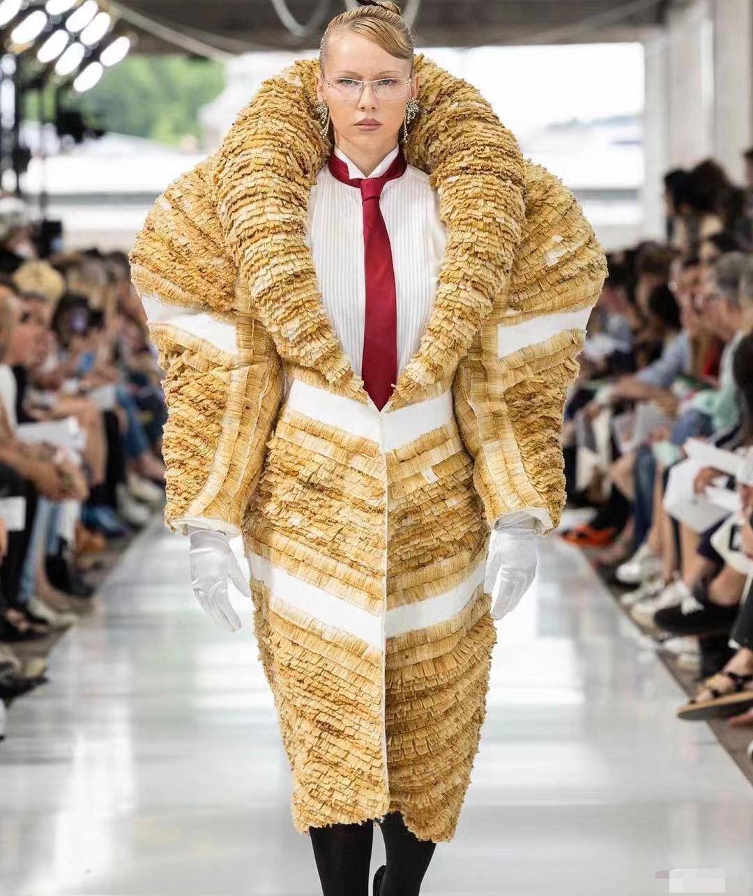 肌肉套装亮相巴黎时装周,网友:背影这么夸张,真是太离谱了!