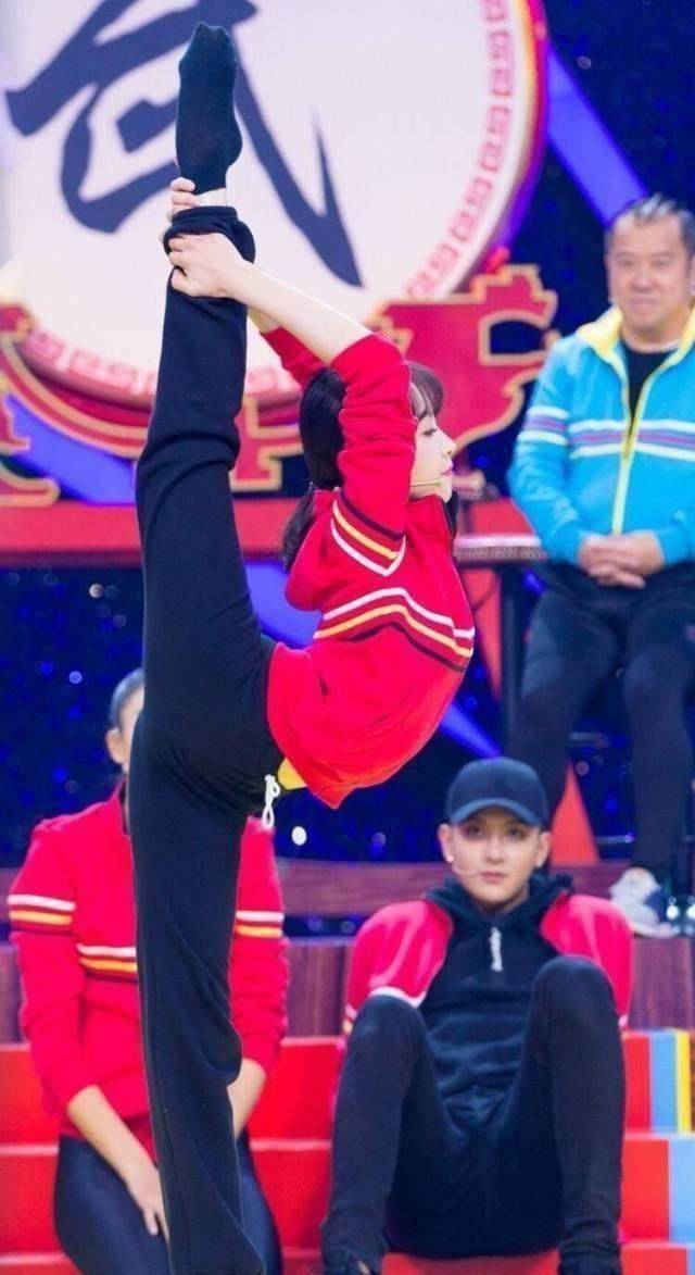 在之前的另一档综艺节目中,宋茜也展示了自己的劈叉功力,竖叉对宋茜来