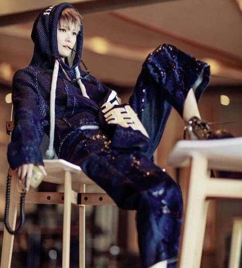 同样是超女冠军,李宇春越来越女人,她却越来越雷人!_蓝色_女声_周笔畅