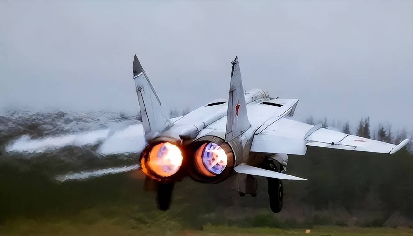 战斗机尾部的火焰颜色是由燃烧产物的物质而决定的,对于喷汽发动机中