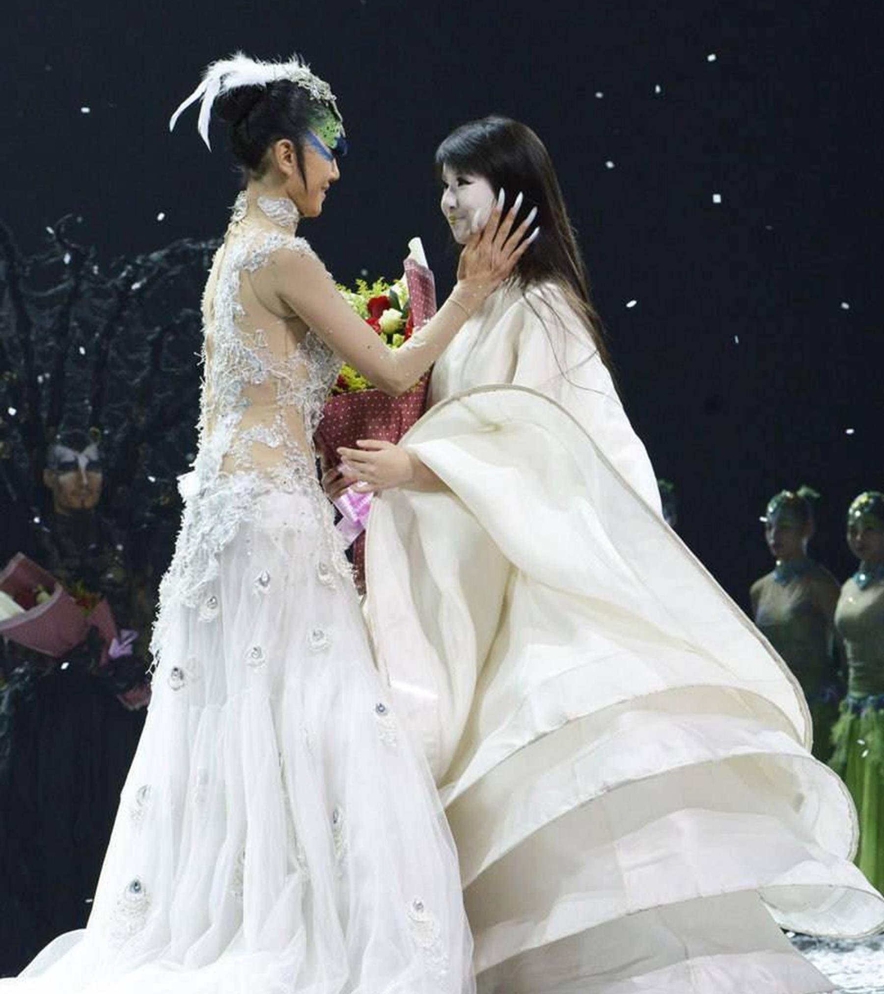 小彩旗频繁出入酒吧,喊陌生男子"老公",杨丽萍直言:不再培养_外甥女