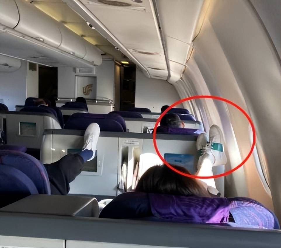 不惧脚臭,光脚踩座位,网友:难怪她不火!_行为_飞机上_座椅