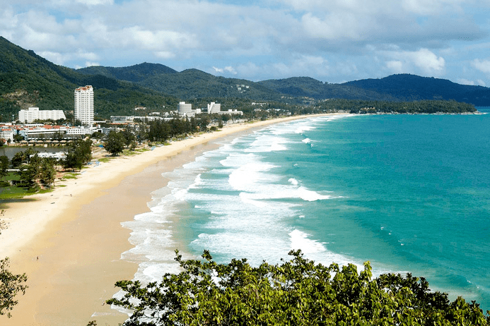 卡伦海滩位于普吉岛的西海岸,这里的海岸线更绵长而开阔,海水更清澈