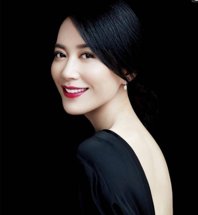 俞飞鸿紧身造型亮相时装周,风头抢尽秀身材,48岁依然魅力不减_女神