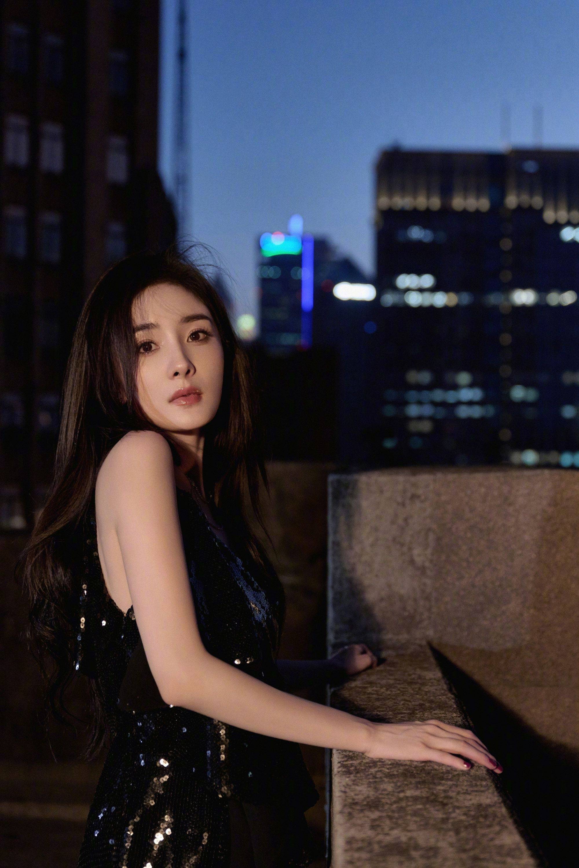 杨幂黑色吊带连衣裙性感大长腿写真_考验_露背装_身材