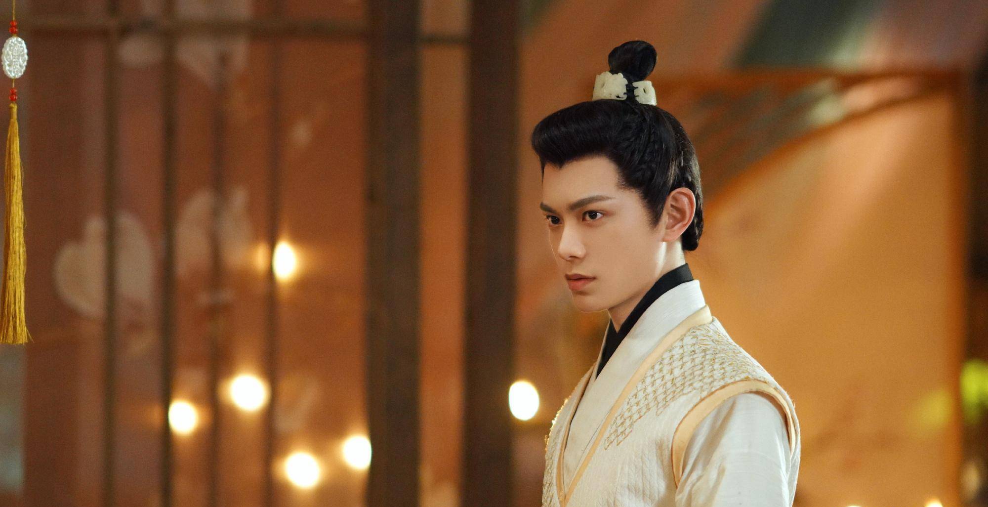 电视剧《山河枕》是改编自墨书白的同名小说,是以大将军之女楚瑜与镇