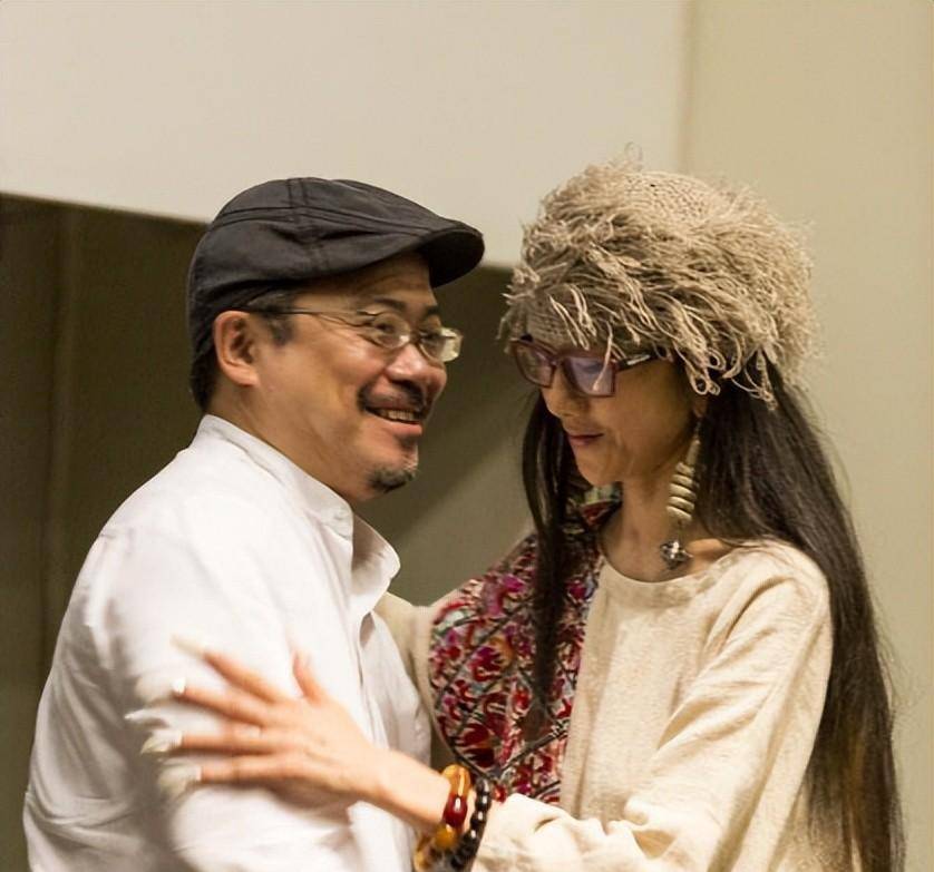 杨丽萍的第二任丈夫是一个十分富有的商人,就是被她亚运会上的舞蹈所