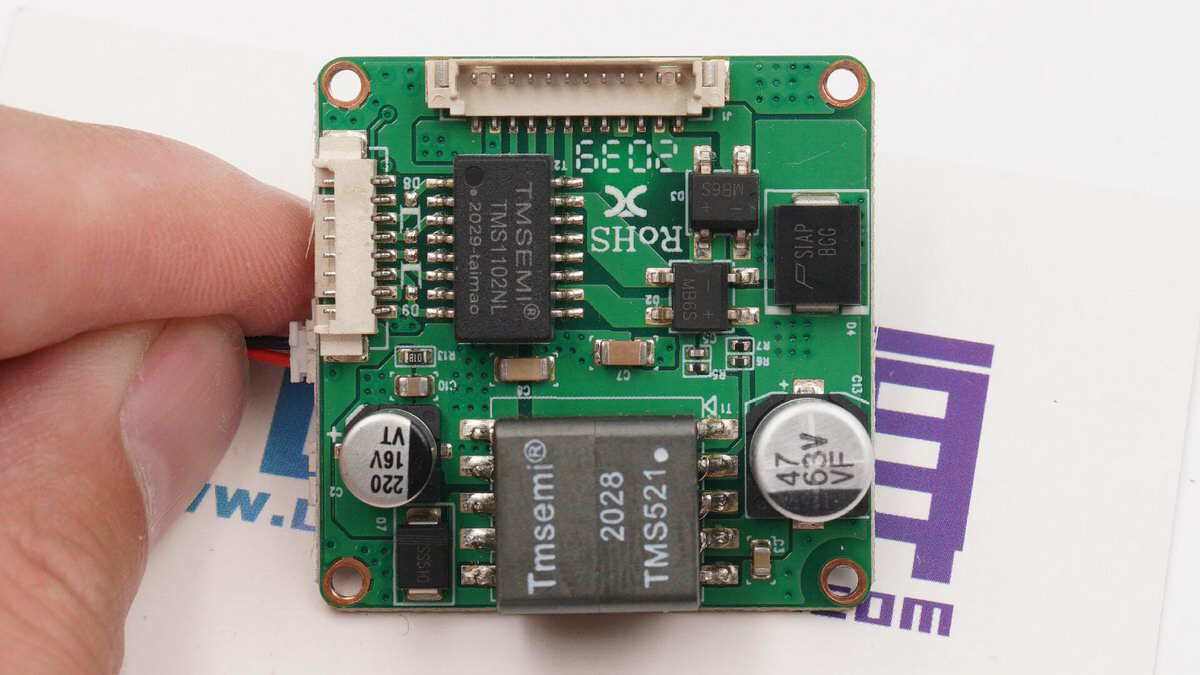 拆解长视高清网络监控摄像机看看_供电_螺丝钉_摄像头