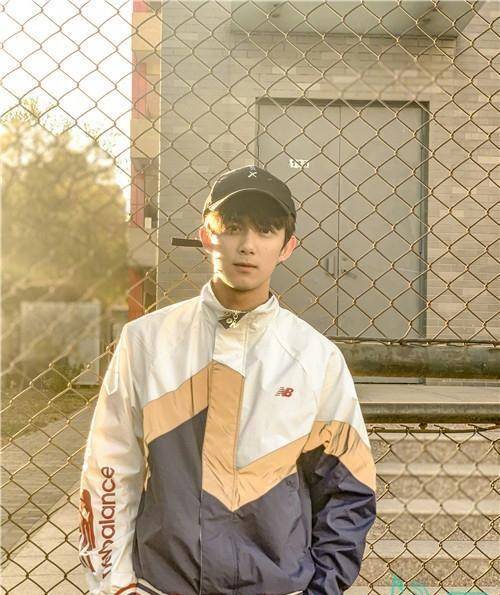 元气少年校园新照,吴磊:"是谁说我没有刮胡子?"_弟弟_朝气_照片