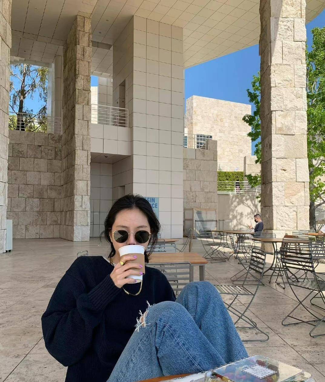 在选择内衣时,孙娜恩放弃了长裙和正装裤,选择了深蓝色阔腿牛仔裤.