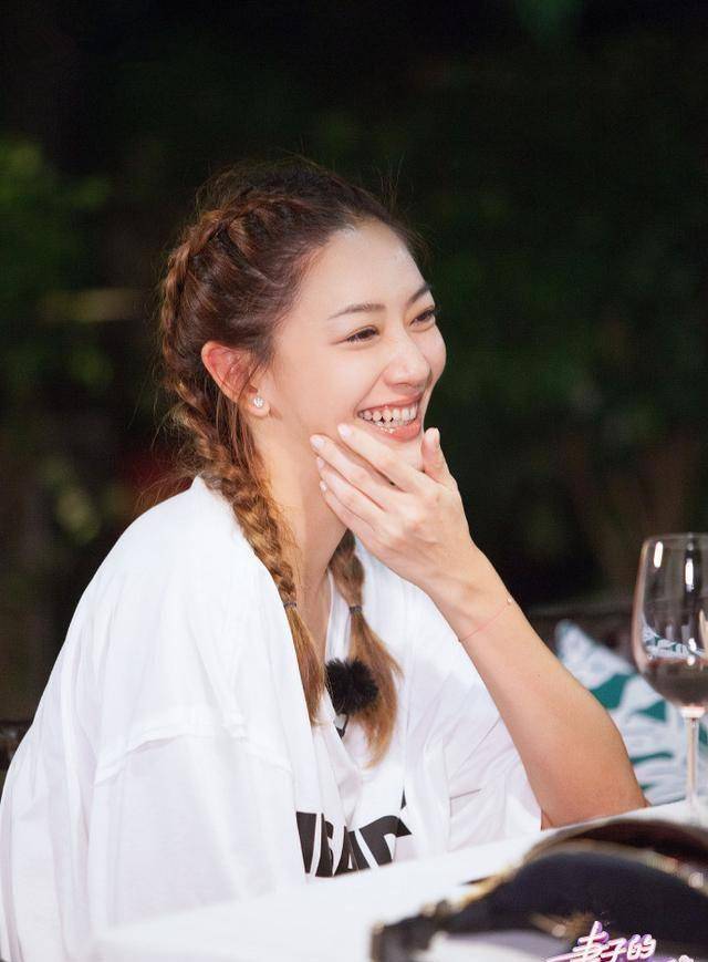 应采儿太有气质了!一袭t恤配麻花辫,仿若20岁出头的少女!