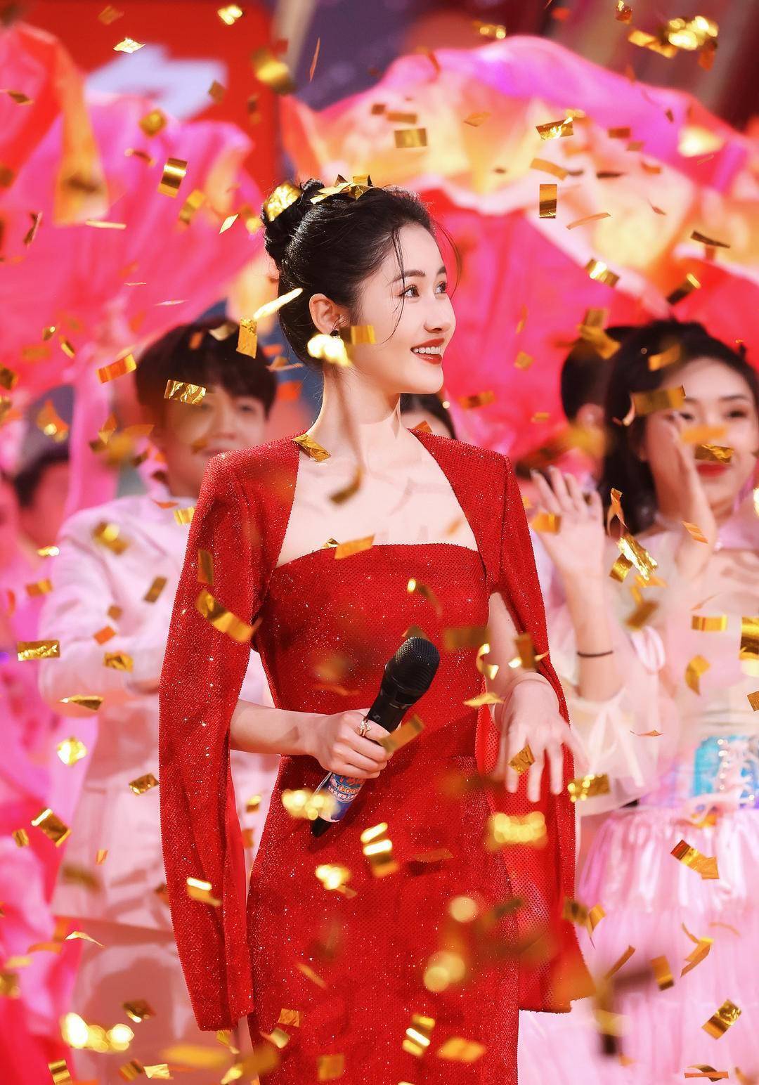 努力12年无果,女主人梁田退休冲上热搜,芒果台最受欢迎的只有沈梦辰