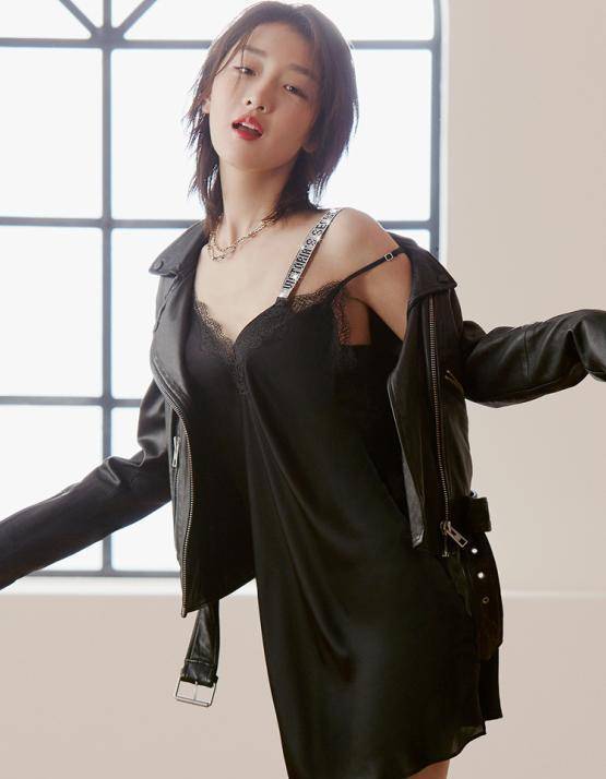 杨幂身着维密睡衣出镜,身材凹凸有致是时尚宠儿,周冬雨被内涵_衣服