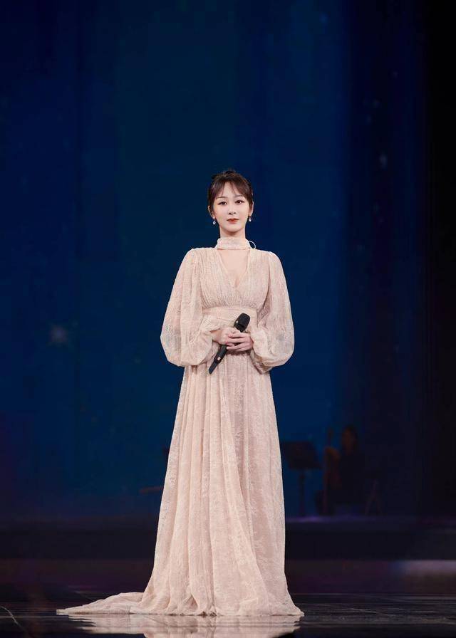 杨紫十一套礼服造型大赏,万年一字肩,也能美出圈_长裙_的设计_风格