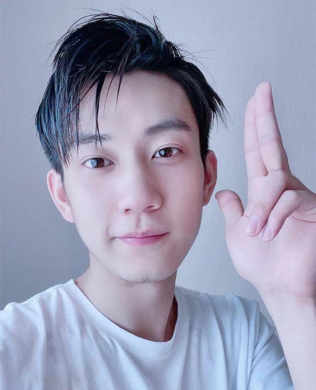 如今实际上跟陈立农市场竞争较大的是湾湾的某一三字小生,并不是这些