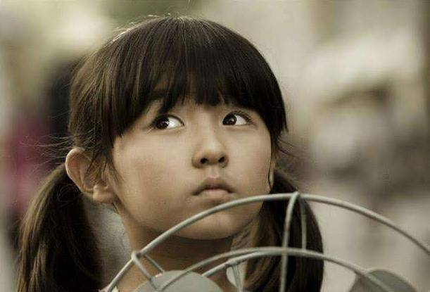 张子枫现身参加艺考,扎丸子头清清爽爽,"老戏骨"还是很淡定的_妹妹