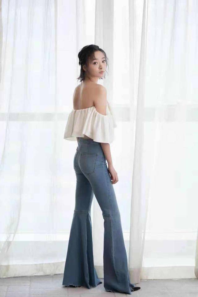 路人街拍,女子穿黑色的修身抹身材,显得既少女又妩媚_钟丽缇_孙铱