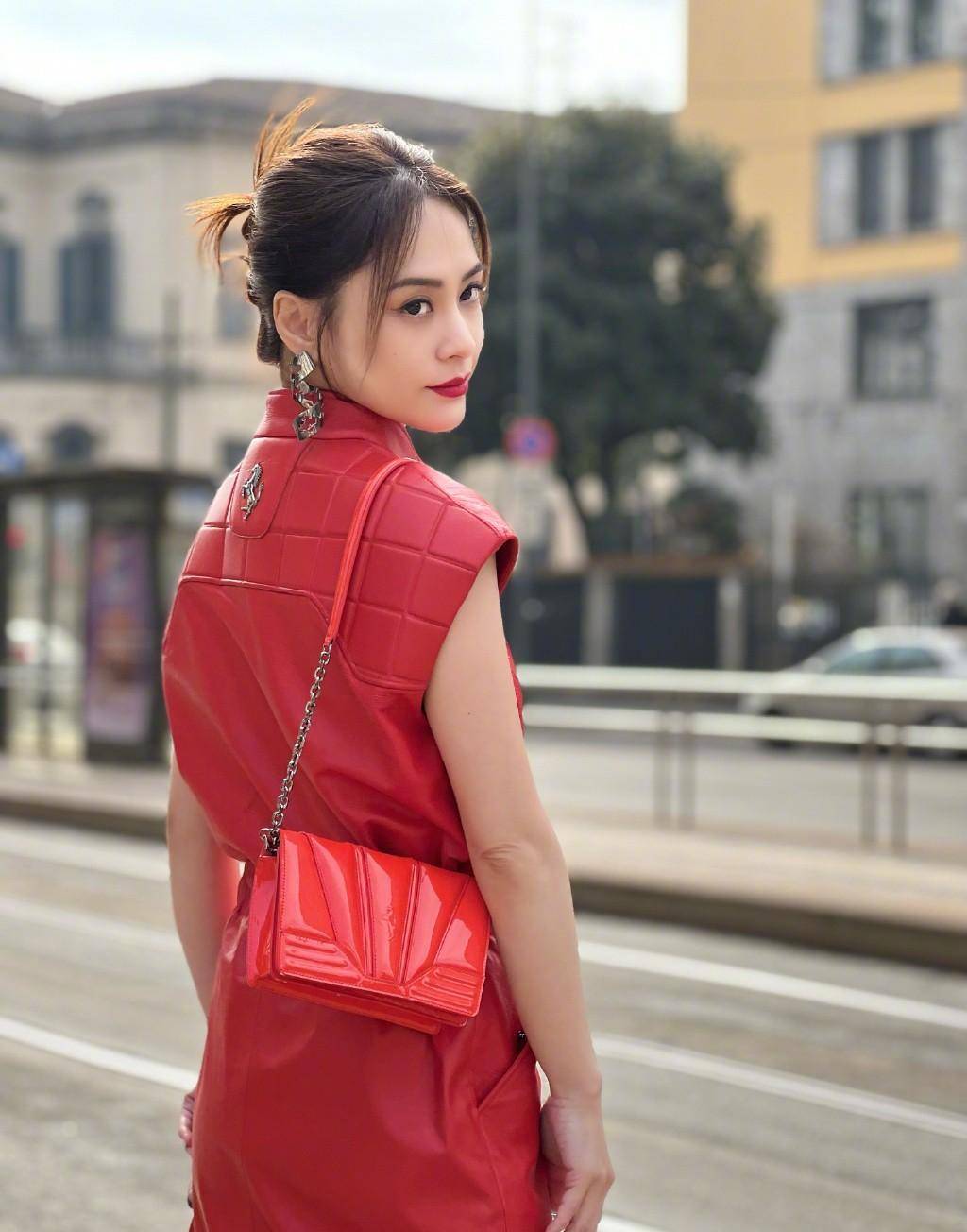 香港女演员钟欣潼(阿娇)近日前往米兰参加时装周.