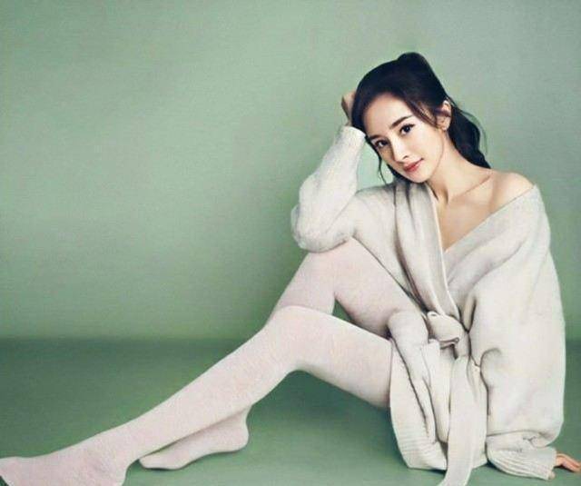 杨幂可以驾驭各种颜色的丝袜,"腿精"真是名不虚传啊!