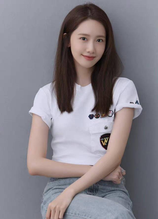 林允儿很不错,日常私服风格多变,品味一流,我很想对她说:我在里面