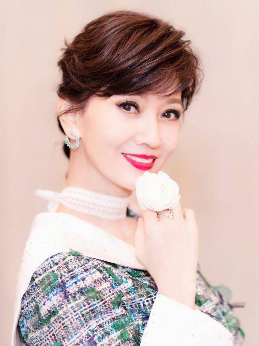 66岁赵雅芝出席活动,雨天穿高跟鞋走路超稳,一旁助理用手帮擦身_穿着