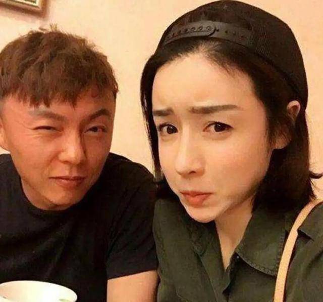 近日,谢苗妻子何彦霓通过社交账号发布了一段视频,晒出自己与丈夫健身