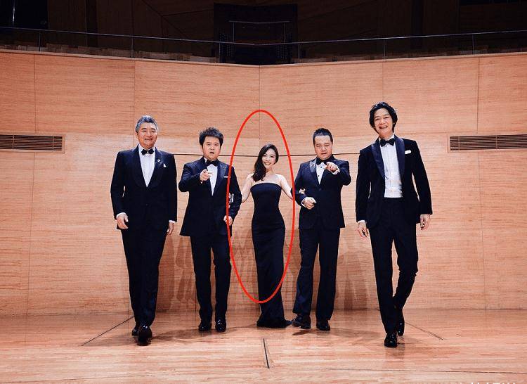 但是没想到的是,沈腾的姐姐沈娜竟然还是中国知名十大女高音之一,不得