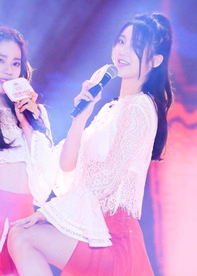 其中孟美岐,吴宣仪,傅菁,紫宁,戚砚笛在合唱《红色高跟鞋》,满屏的