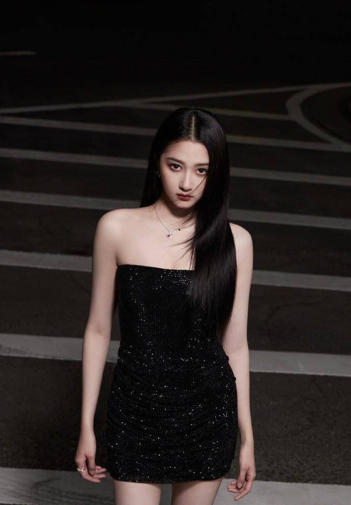 关晓彤身穿黑色皮草短裙,秀出美腿,优雅自信又迷人_时尚_网友_一面