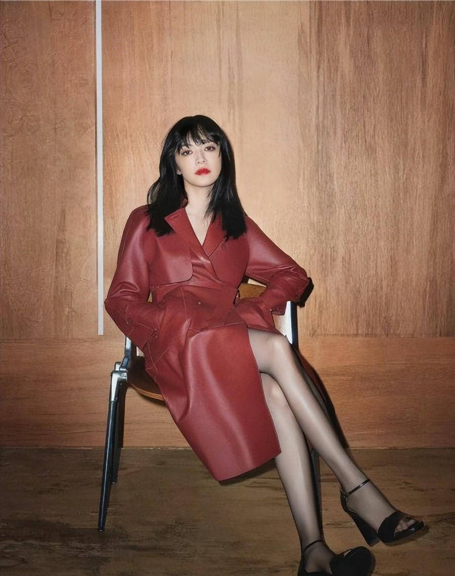 气场十足,尽显女王气质,有点像《狂飙》里的嫂子,霸气又有女人味,姚晨