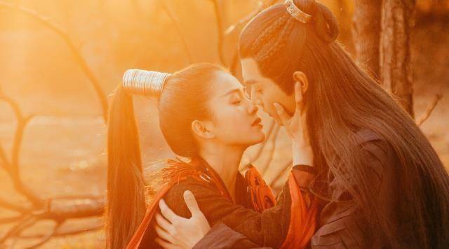 《招摇》许凯拍吻戏,亲完埋在白鹿手臂上,摇澜夫妇可以改名了_墨青