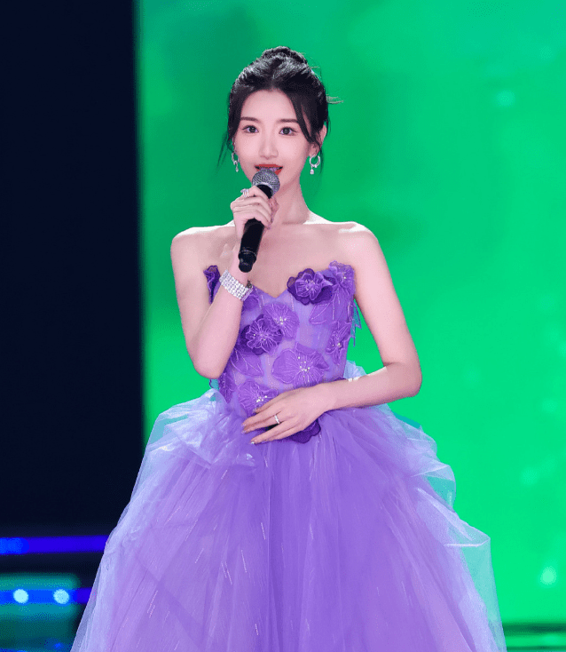 大湾区这一夜,中国女星风情万种,柳岩性感,李沁水蛇腰,太惊艳_礼服