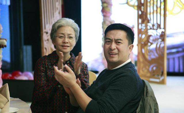 张嘉译再掀大叔热,《美好生活》播放量已超17亿_梁晓慧_母亲_换心手术