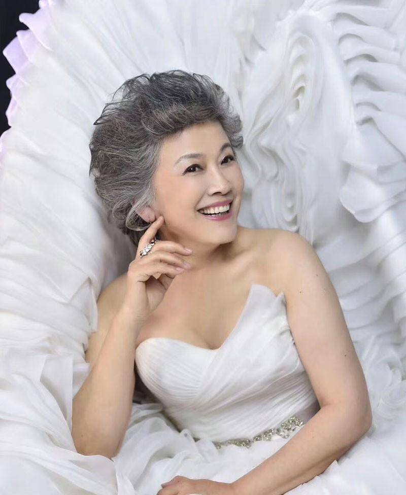 我惊叹于宋春丽的晚年:花白的头发,朴素的衣着,优雅又顶级的气质_白发